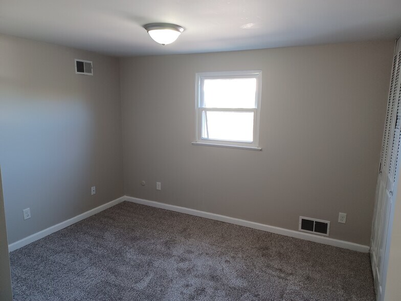 Building Photo - 1390 Lincoln Dr