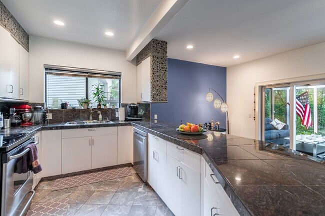 Building Photo - Beautiful 4 Beds and 2.5 Baths house with ...