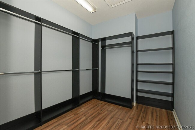 Building Photo - 2206 SW Cape Cod Dr