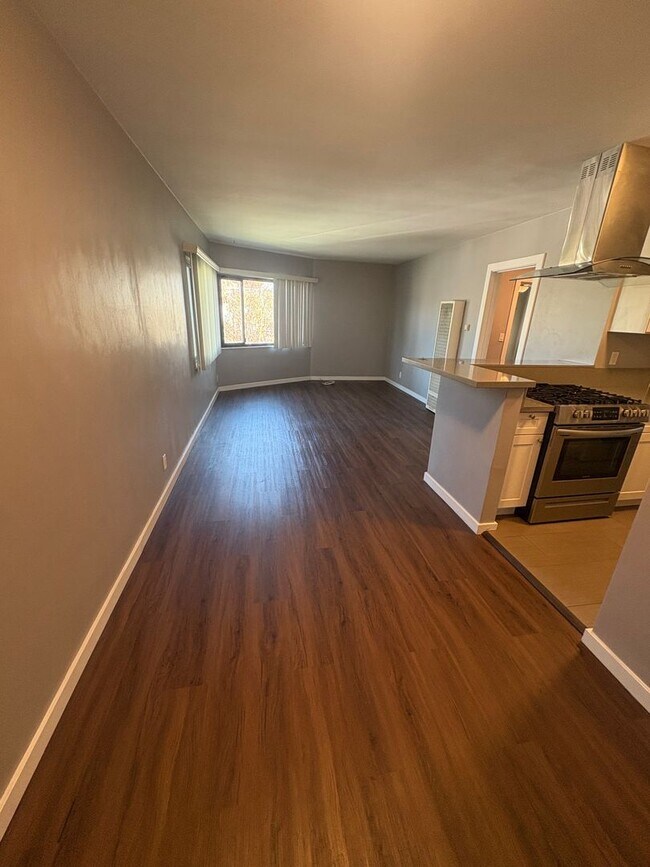 Building Photo - Charming 1 Bed / 1 Bath in Historic Bluff Park - Upper-Level End Unit Just One Block from the Beach!