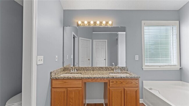 Building Photo - 450 Manor Glen Dr