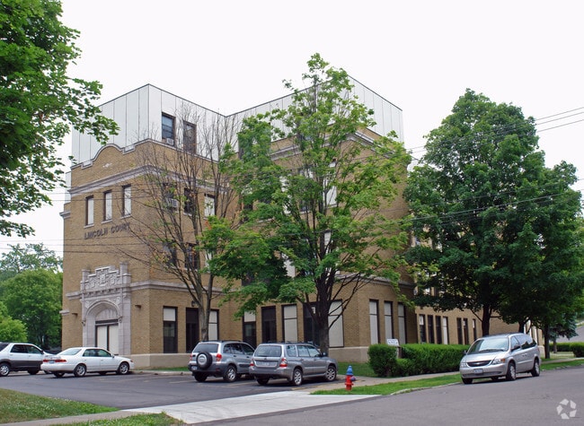 Building Photo - Lincoln Court Apartments