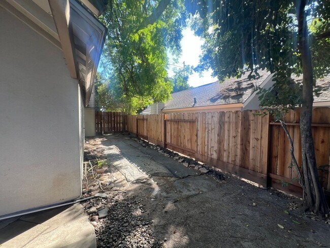 Building Photo - Floyd Ave - Duplex