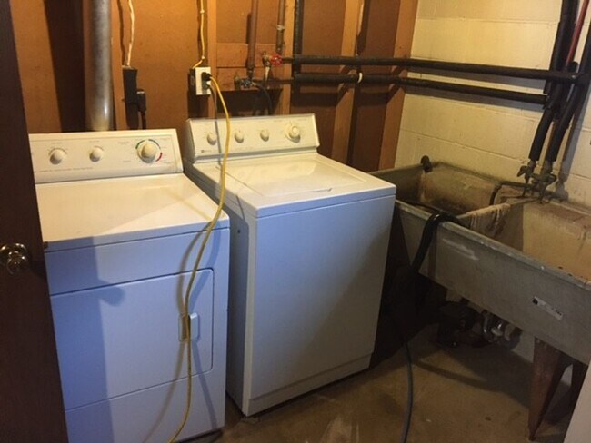 Building Photo - 3 Bedroom Home w/ Attached garage & Large basement. Washer/Dryer Included