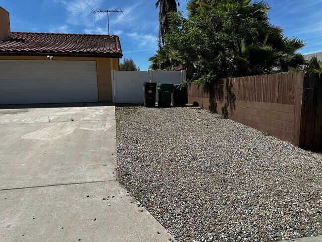 Building Photo - Freshly Updated 3bd/2ba home for rent!