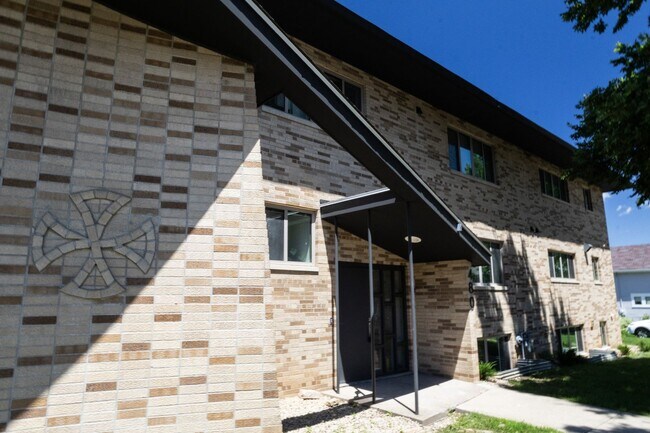 Building Photo - $1,450 / 2br - 560ft2 - RENOVATED 2BD, 1BA...