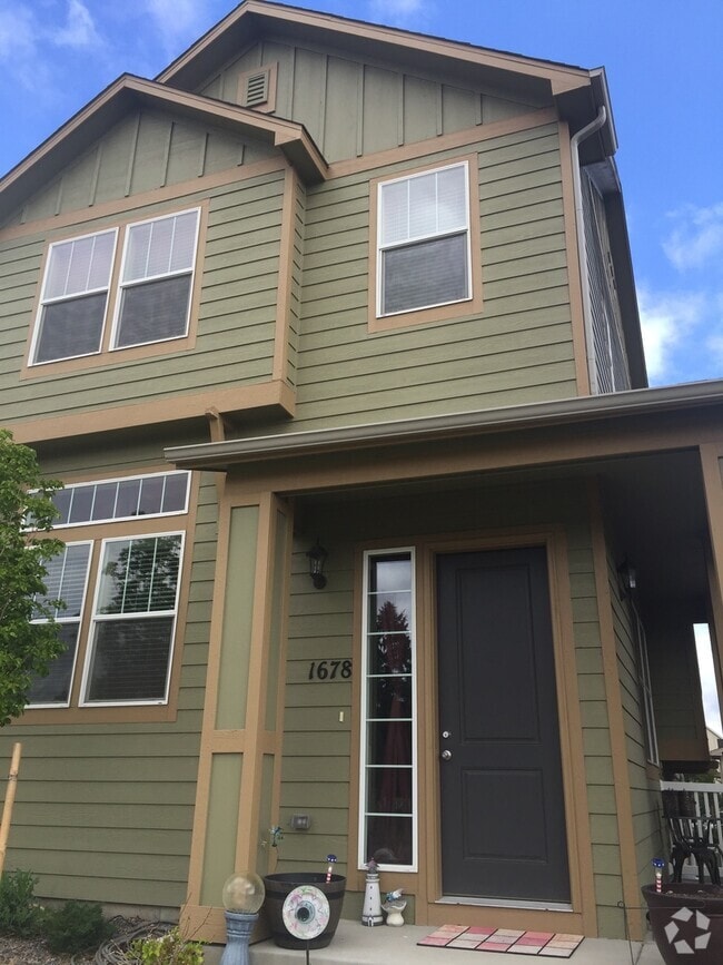 Building Photo - Start Your Summer off Right with Space in ...