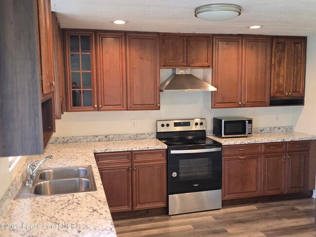 Building Photo - 901 Colonial Ave SE