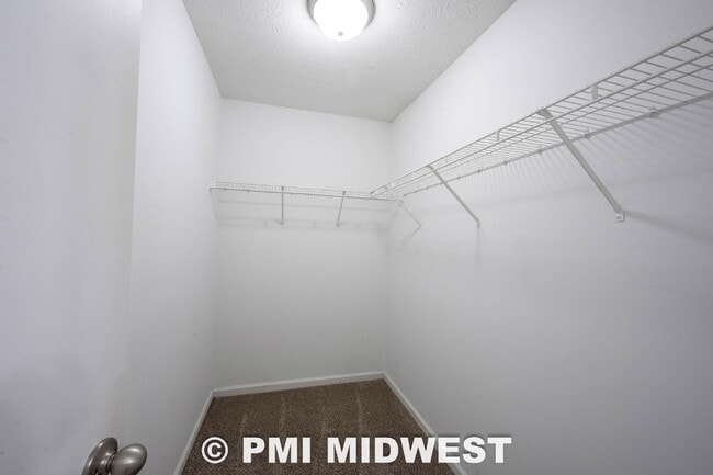 Building Photo - Great 3 Bedroom 2.5 Bathroom Home on the upper east side of Indy!