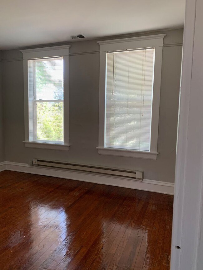 Building Photo - 2210 Parkwood Ave