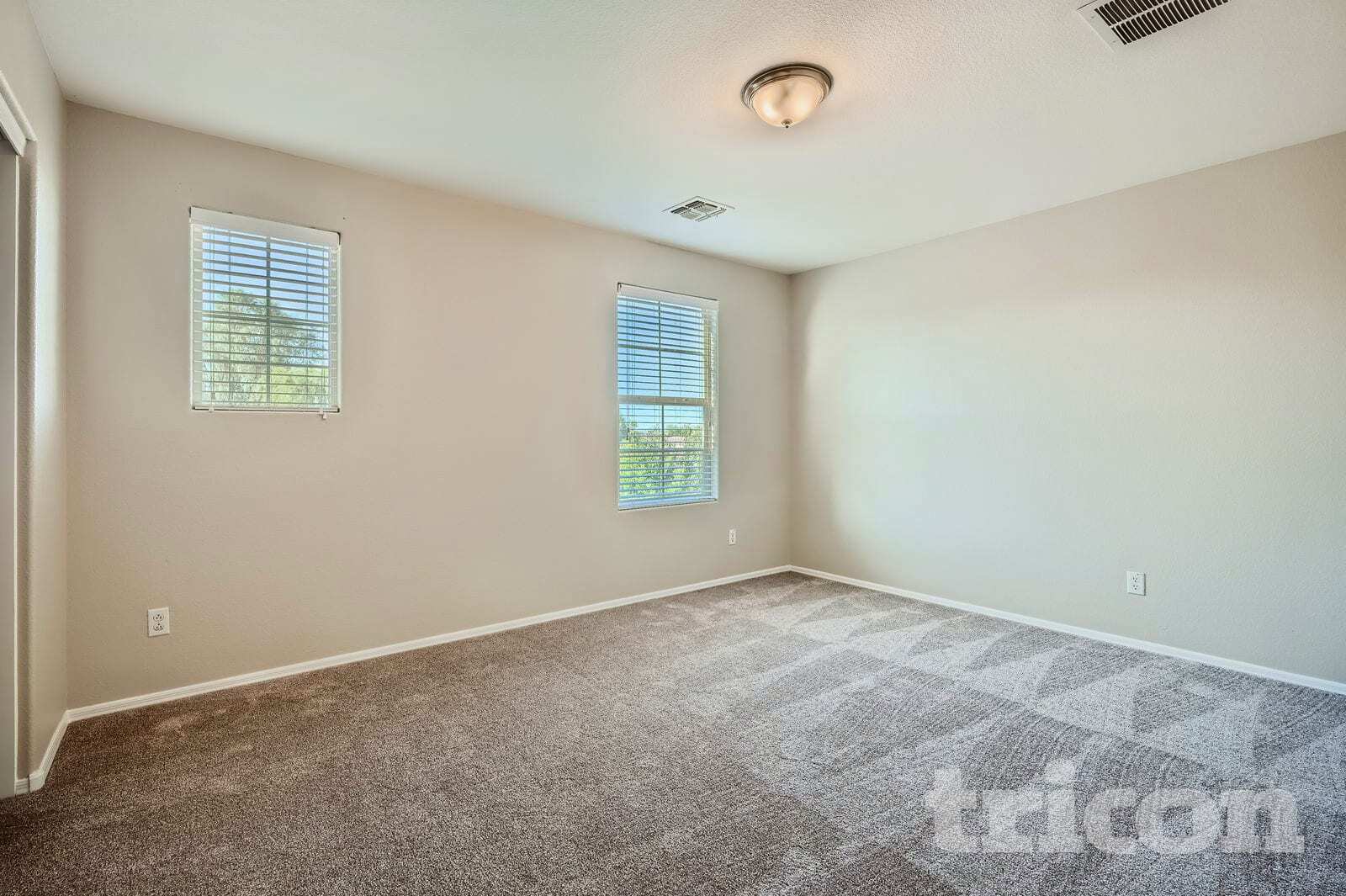 Building Photo - 1098 E Kelsi Ave