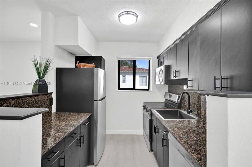 Building Photo - 11643 NE 11th Pl