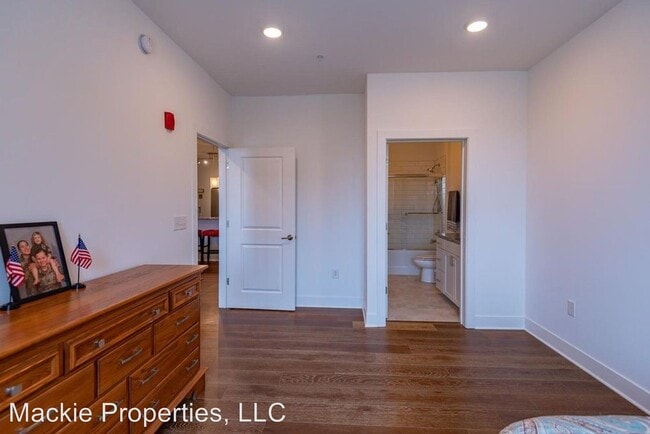 Building Photo - 2 br, 2.5 bath House - 304 West Kirkwood #308