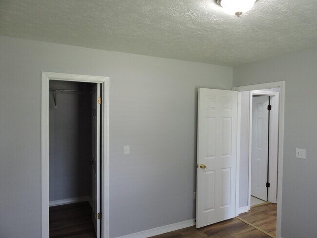 Building Photo - 211 Westview Dr