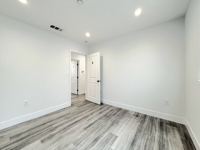 Building Photo - 827 E 74th St