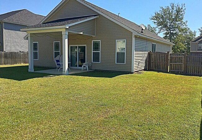 Building Photo - Charming Like-New 3BR Home with Fenced Yard & Easy Commute Near Fort Jackson