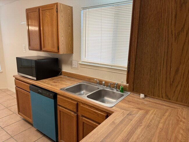 Building Photo - 9538 Cloverdale