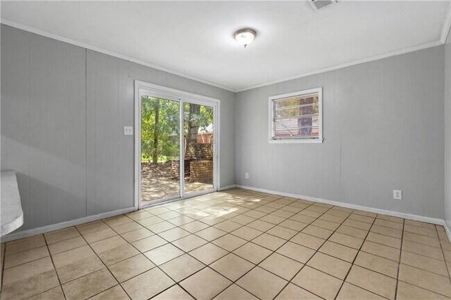 Building Photo - 207 Cache Cir