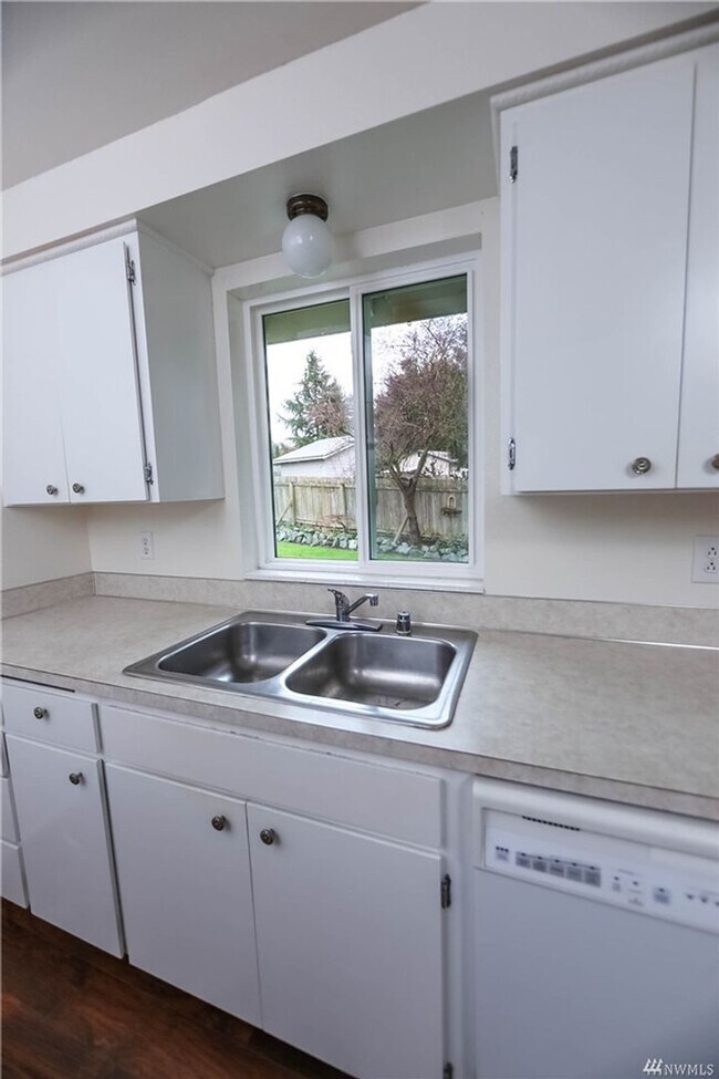 Building Photo - Very Nice Rambler In Quiet Cul de sac with Garage