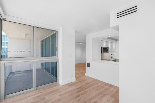 Building Photo - 2655 Collins Ave