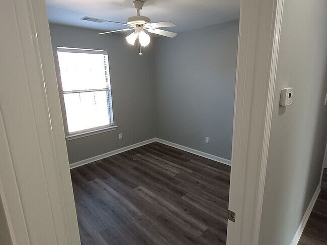 Building Photo - 401 Hayley Ct