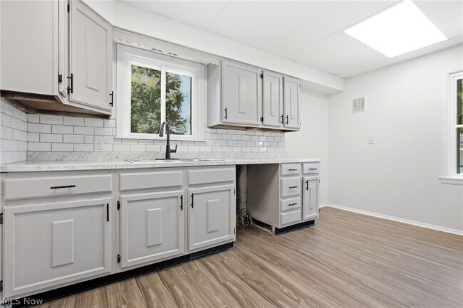 Building Photo - 975 Corwin Ave