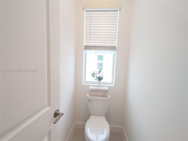 Building Photo - 400 SE Crossoak Ln