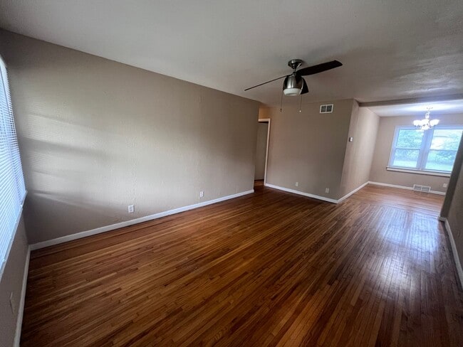 Building Photo - Cute 3 bedroom, 1 bath home