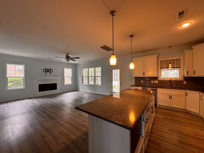Building Photo - Gorgeous 4 Bed 3.5 Bath Executive Home with Community Amenities