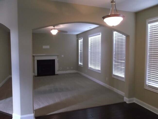 Building Photo - Absolutely Gorgeous!