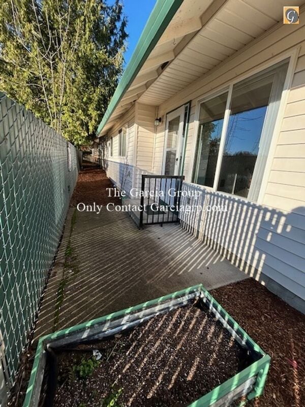 Building Photo - 3511 SE Vineyard Rd