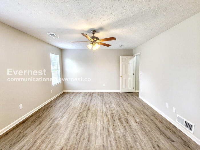 Building Photo - 707 Cloverdale Dr