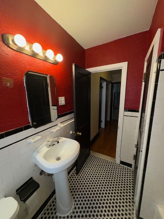 Building Photo - Charming 1 Bedroom Apt