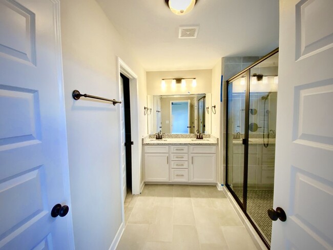 Building Photo - Townhome with 3 Bed/2.5 Bath w 1 Car Garag...