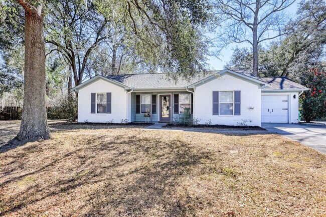 Building Photo - 3 BED | 3 BATH | POOLER | FURNISHED