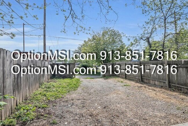 Building Photo - Easy access to Parallel Parkway and highways.