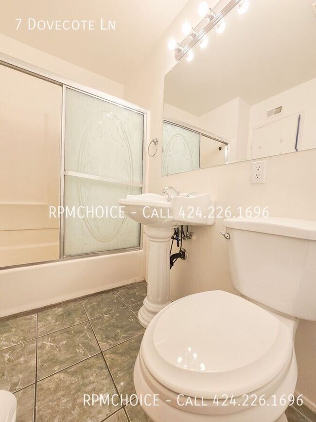 Building Photo - 7 Dovecote Ln