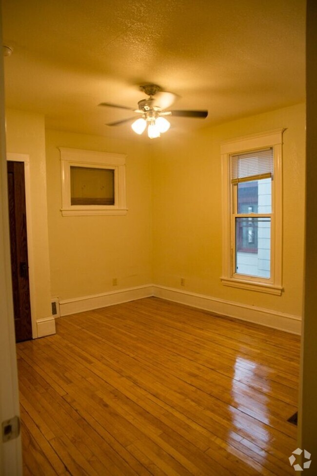 Building Photo - 4 bedroom 2 bath available 9/1/2023