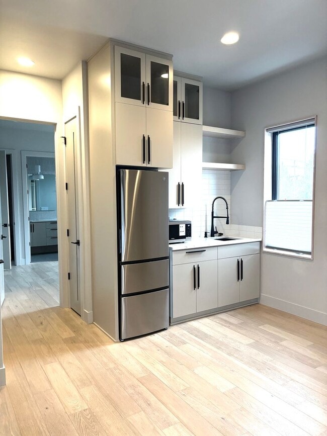 Building Photo - MOVE IN SPECIAL! One bedroom apartment on Bend's SW side. End Unit