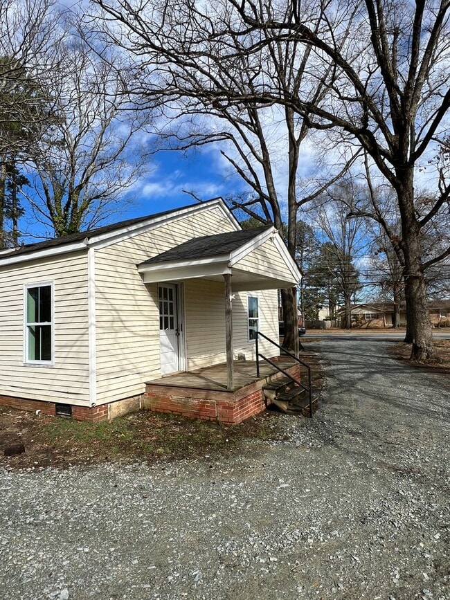 Building Photo - UPGRADED 2 Bedroom Home FOR RENT