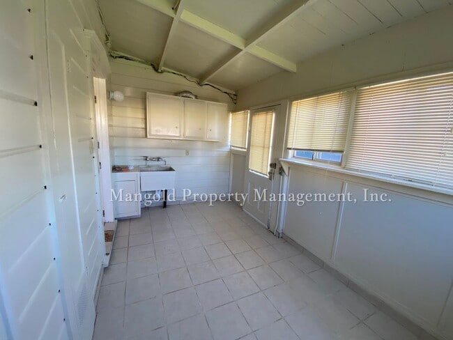 Building Photo - Beautiful Victorian Style 3-Bedroom Home C...