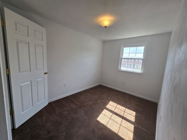 Building Photo - Beautiful three bedroom townhouse - Hempfi...