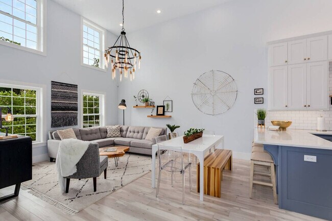 Building Photo - 319 NW A St