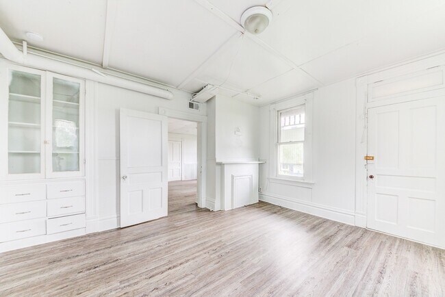 Building Photo - 15 St Thomas St