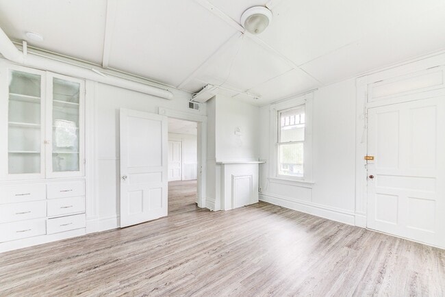 Building Photo - AVAILABLE AUGUST 2026 - Spacious Renovated 4 Bedroom, 1.5 Bath Home w/ AC!