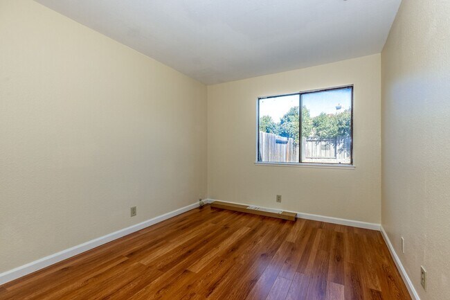 Building Photo - 4 bed/3 bath Single Family Home w/ large backyard!