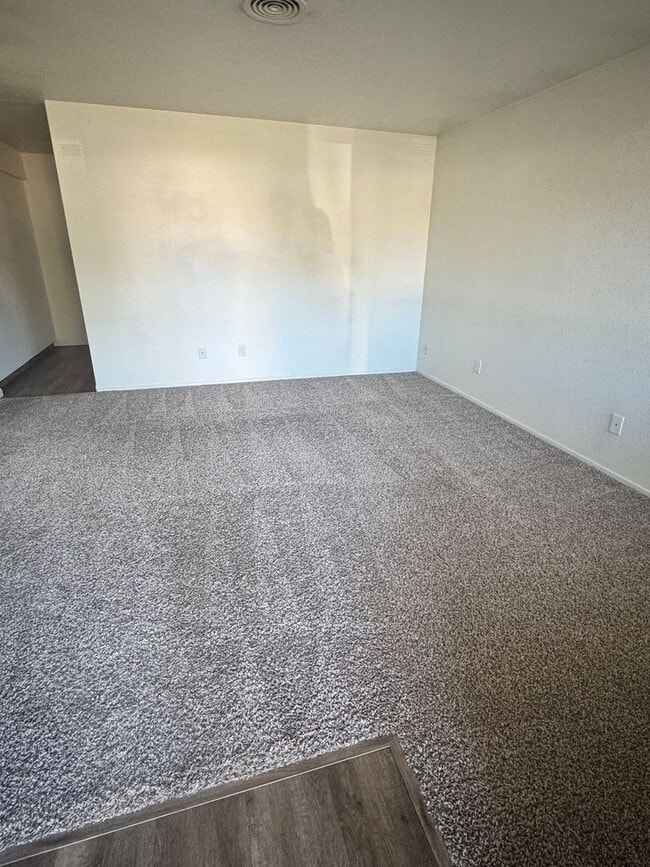 Building Photo - 2 Bedroom, 1 Bath with Garage near Hospital.