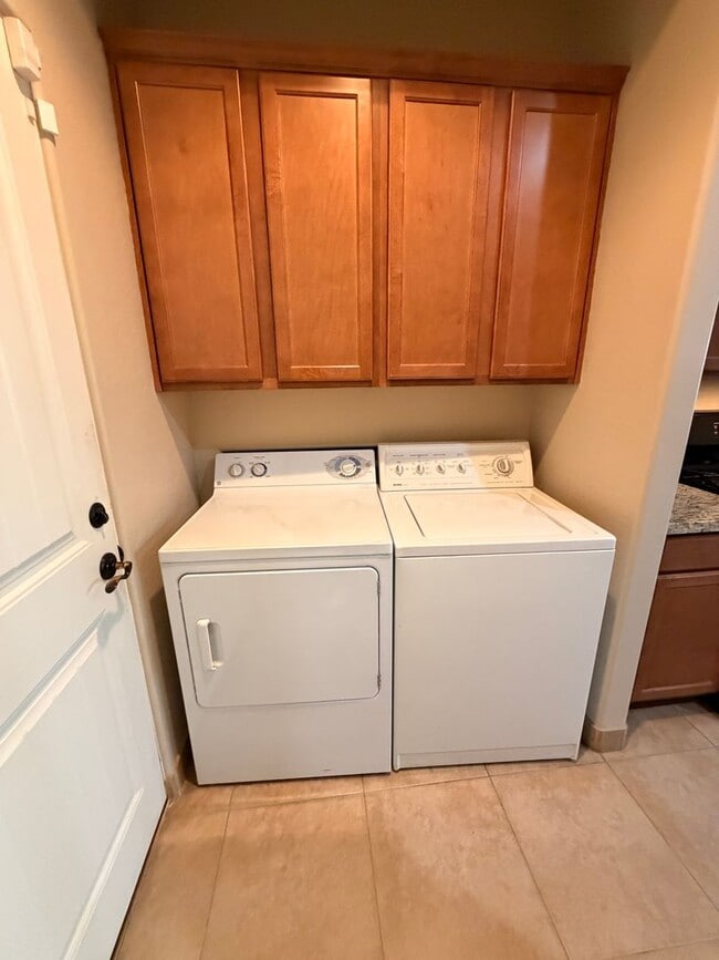 Building Photo - Move-in Special! End Unit *Gated* Downtown Phx Townhome 2 Car Garage!