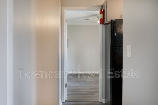 Building Photo - 5858 Century Oaks Dr