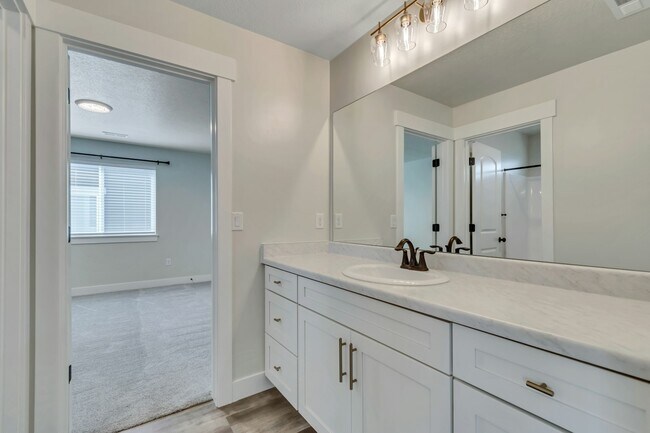 Building Photo - 1316 W Quailhill Rd